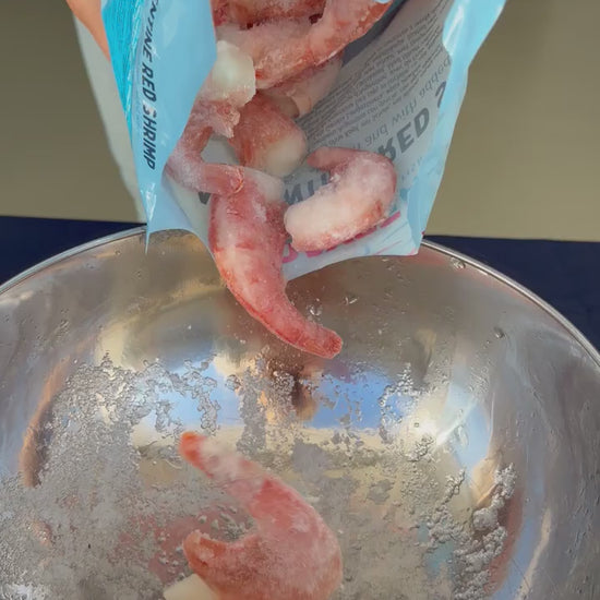 Garnelenkönig Argentinische Rotgarnele 8/12 Easy Peel – 1-kg-Beutel wird in die Schüssel geleert