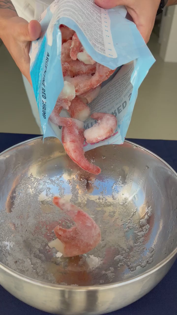 Garnelenkönig Argentinische Rotgarnele 8/12 Easy Peel – 1-kg-Beutel wird in die Schüssel geleert