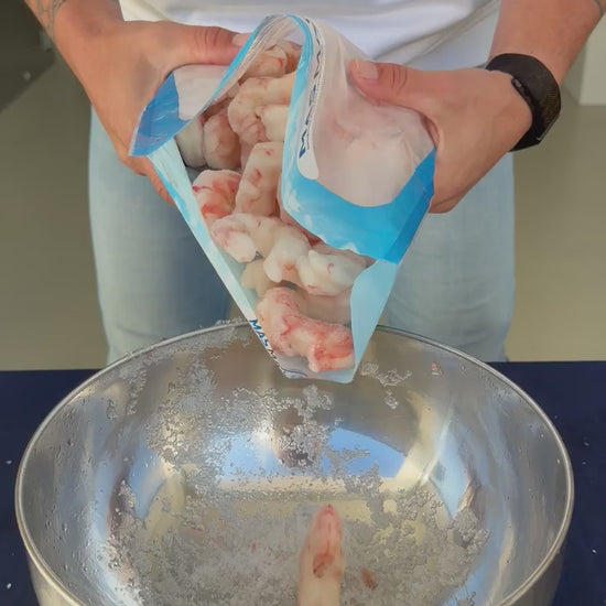 Garnelenkönig Argentinische Rotgarnele 10/20 geschält & entdarmt – 1-kg-Beutel wird in die Schüssel geleert