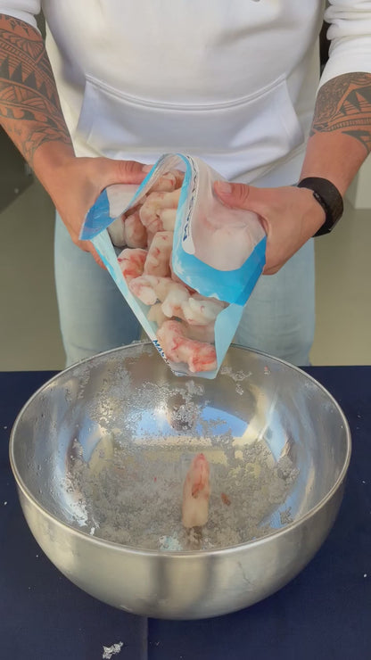 Garnelenkönig Argentinische Rotgarnele 10/20 geschält & entdarmt – 1-kg-Beutel wird in die Schüssel geleert