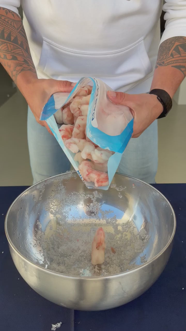 Garnelenkönig Argentinische Rotgarnele 10/20 geschält & entdarmt – 1-kg-Beutel wird in die Schüssel geleert