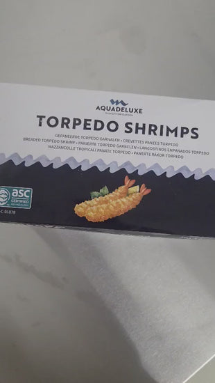 Garnelenkönig Torpedo Shrimps 26/30 paniert – 800-g-Packung wird geöffnet, Garnele in der Hand