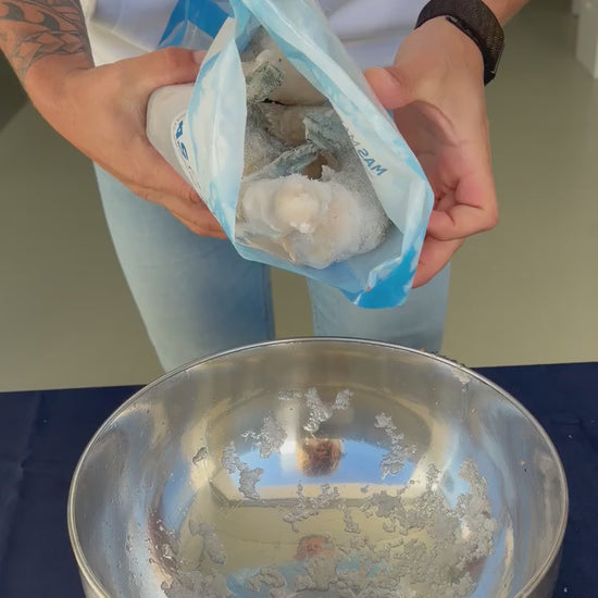 Garnelenkönig Süßwasser-Riesengarnele U/5 Easy Peel – 1-kg-Beutel wird in die Schüssel geleert